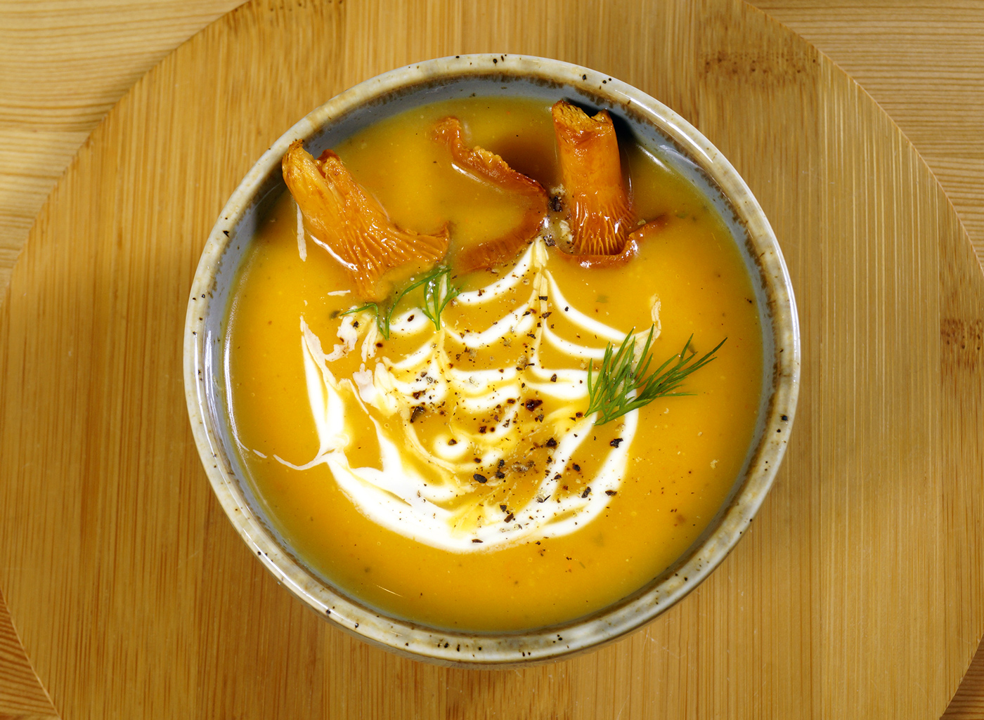 Крем-суп из жаренного картофеля с лисичками и печеным луком