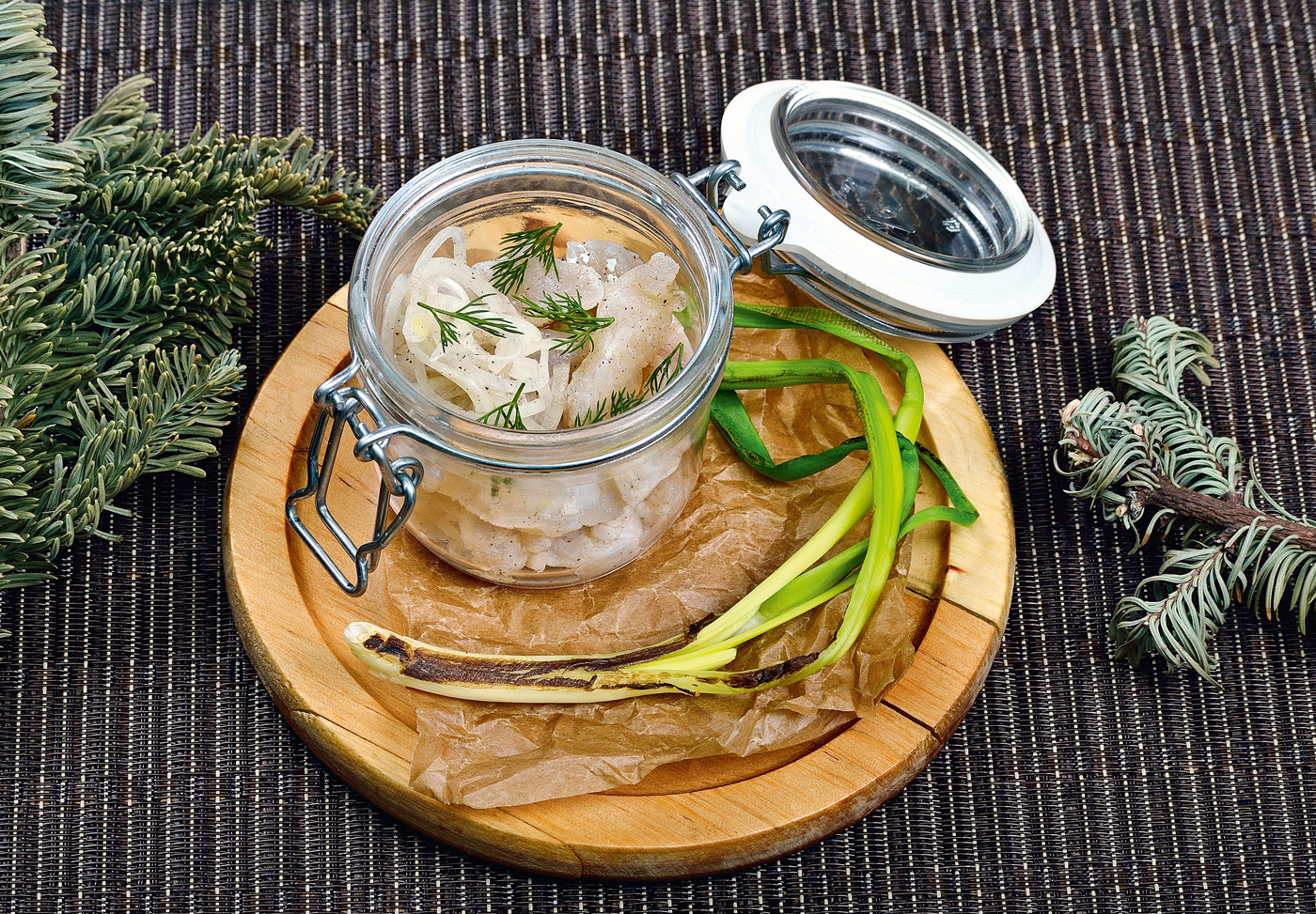Сугудай из судака с зеленью и маринованным луком (марийская кухня)