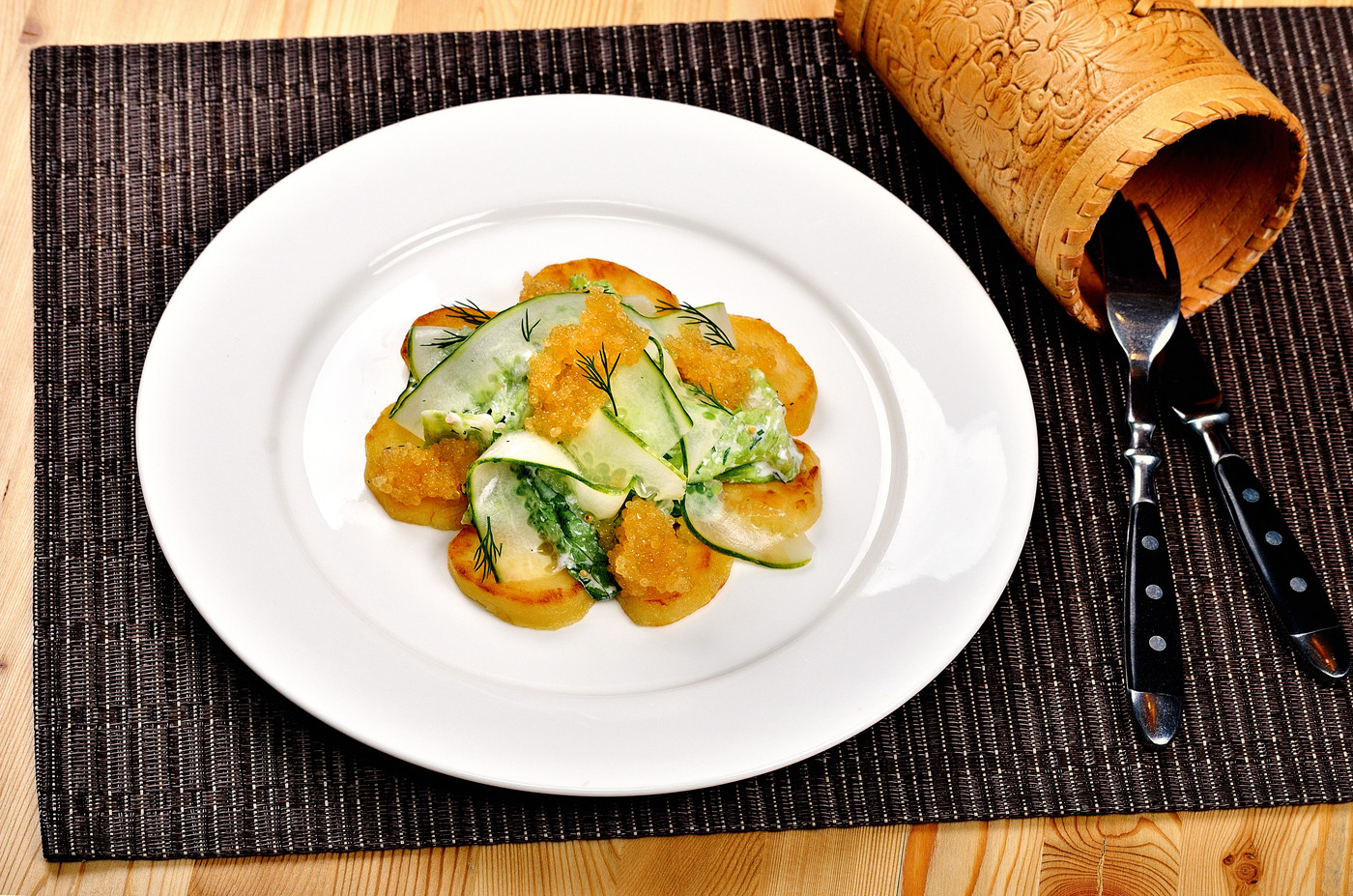 Картофельный салат с щучьей икрой, зеленью и сметаной